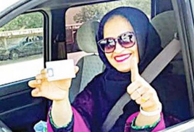 احتفاء هندي بحصول أول امرأة من “كارناتاكا” على رخصة قيادة بالسعودية