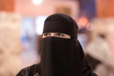 اللجنة الإعلامية لقرية الباحة تكرم سهى الزهراني ويمنحها جائزة التميز