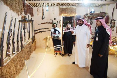 محافظ فيفاء يتجول بقرية جازان التراثية في الجنادرية 