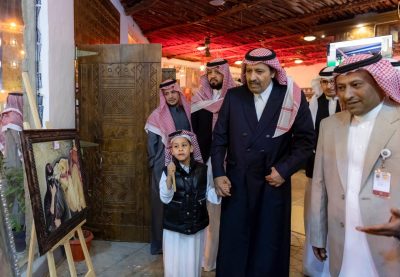 الأمير حُسام بن سعود يزور مقر اللجنة الإعلامية بقرية الباحة التراثية