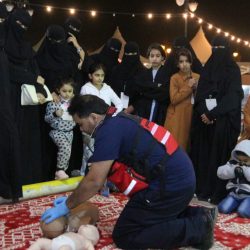 سائق يتحرش بفتاة ويدهسها بعد قفزها من السيارة