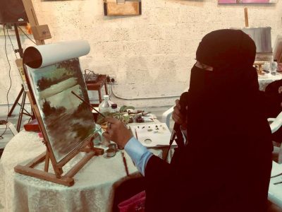 ” الماجد ” تقدم الورشة التشكيلية بفنون الأحساء