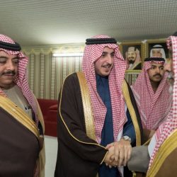 محافظ صامطة يؤدي صلاة الميت على الشهيد العريف “الحمدي”