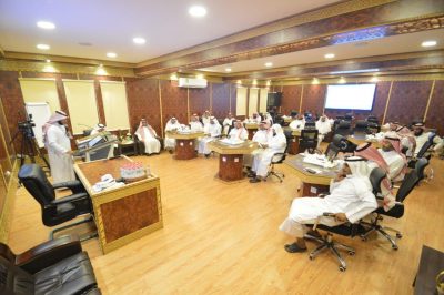 مدير تعليم صبيا يرأس جلسة المجلس التعليمي ويستعرض محاور الجلسة ويشيد بالتوصيات
