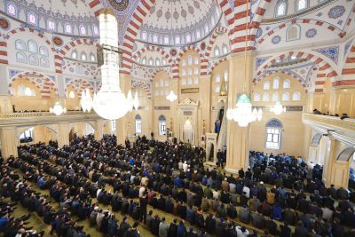 أمين عام رابطة العالم الإسلامي يخطب الجمعة في غروزني