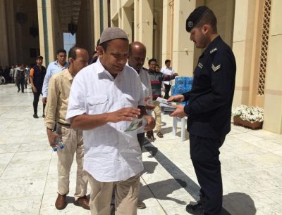 “الداخلية”: توزيع بروشورات لتوعية المواطنين والمقيمين بقرار إلغاء ملصق الإقامة بجواز سفر الأجانب