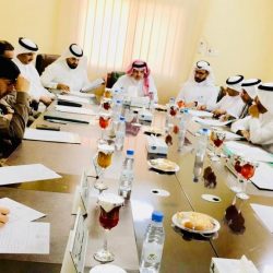 الأمير حسام بن سعود يطّلع على خدمات تطبيق الباحة الإخباري