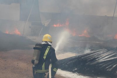 مدني العاصمة المقدسة يخمد حريقًا في مستودعةٍ بحي الحسينية