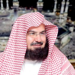 أمير منطقة مكة المكرمة يشارك رجال الأمن بالمسجد الحرام طعام الإفطار