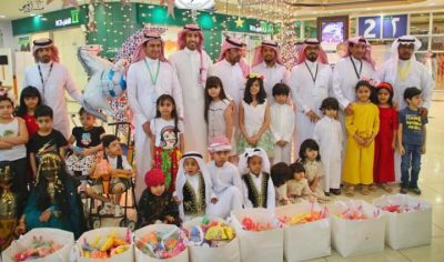 المنظمة العربية للسلام والتنمية بالقصيم توزيع هدايا العيد