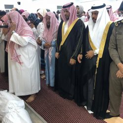 الأمير محمد بن عبدالعزيز ينقل تعازي القيادة لأسرة الشهيد المالكي