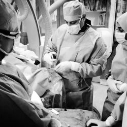 عملية فتح قولون ناجحة لطفلة بسبب تشوه خلقي