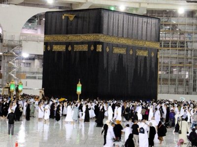 العاصمة المقدسة تتزين بهطول أمطار متوسطة إلى غزيرة