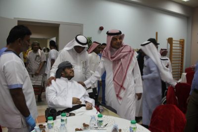 بالصور مركز التأهيل الشامل بجازان يقيم مأدبة فطور جماعي لأبنائه المعوقين.
