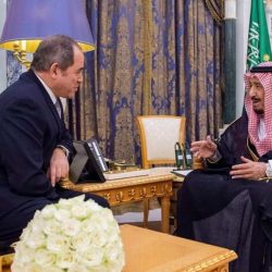 مدير جامعة جازان يتوج الفائزين بجائزة التميز
