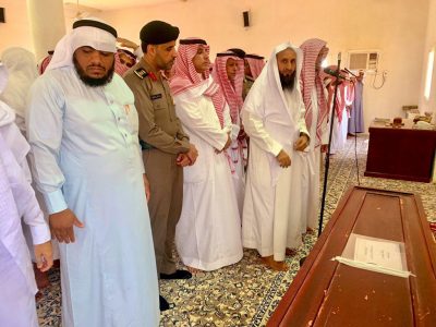 “محافظ قلوة” يتقدم جموع المصلين والمشيعين لشهيد الواجب “حسن الزهراني