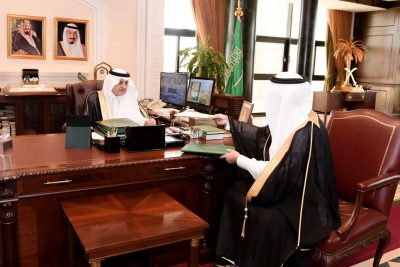 أمير تبوك يطلع على تقرير عن المشروعات الصحية بالمنطقة