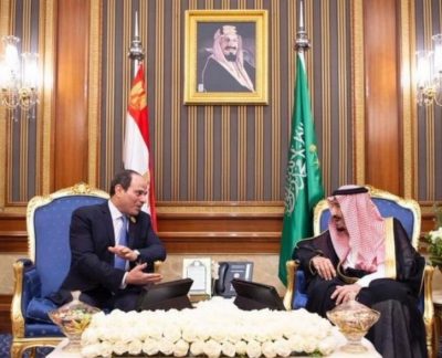 خادم الحرمين يلتقي الرئيس المصري على هامش القمة الإسلامية