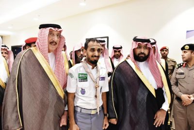 أمير منطقة جازان يقلد القائد الكشفي وائل خواجي الشارة الدولية .