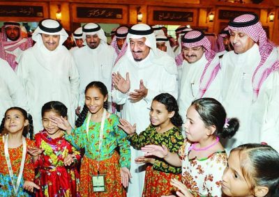 صاحب السمو الملكي الأمير سلطان بن سلمان آل سعود يقتني لوحة فنية دعمًا لـ “جدة التاريخية”