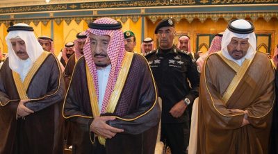 خادم الحرمين الشريفين يؤدي صلاة الجنازة على الأمير بندر بن عبد العزيز آل سعود رحمه الله