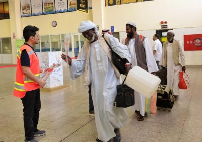 الهلال الأحمر السعودي يستقبل الحجاج بالورود والهدايا في ميناء جدة الإسلامي