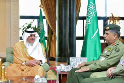 أمير تبوك يستقبل مدير عام الجوازات