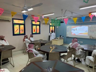 معلمو الخندق يتدربون على التحصيل الدراسي