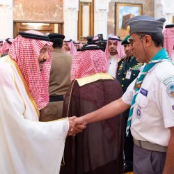 ولي العهد في صورة عفوية مع رئيس مجلس الأمة الكويتي ووزيري الداخلية والحرس الوطني