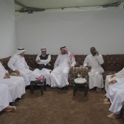 سمو الأمير خالد الفيصل يستقبل المُشرف على معسكرات الخدمة العامة