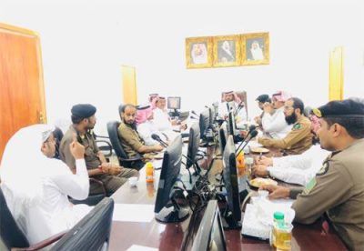 محافظ الدرب يبحث حلول لطريق منشبة واستعدادات اليوم الوطني