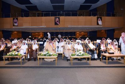 معالي الدكتور عبدالرحمن الجعفري يسلم وثيقة الوفاء والتكريم من أدباء الأحساء لحفيد الشبيلي