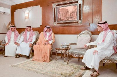 أمير تبوك ينقل تعازي القيادة الرشيدة لأسرة الفاخري