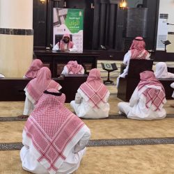 رئاسة الحرمين تقوم بإعادة فرش أكثر من 1200 سجادة بصحن المطاف