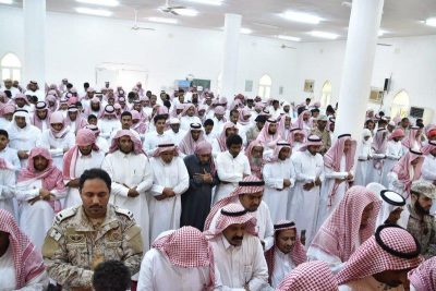 محافظ صامطة “زعلة “يؤدي صلاة الميت على الشهيد القيسي