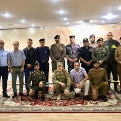 أمير منطقة جازان وسمو نائبه يتسلمان ديوان “قصائد العزم في عاصفة الحزم للشاعر طاهري