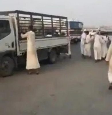 اعتداء وحشي على مواطن بجدة.. والشرطة تطيح بـ «الجناة»