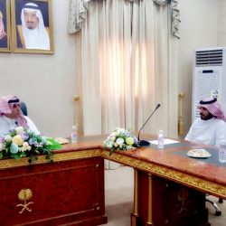 أمين جدة يلتقي بأهالي حي الحرازات ويستمع لمطالبهم