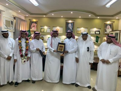 رئيس بلدية ضمد يكرم الطالب عاكش الفائز بجائزة مكتب التربية لدول الخليج العربي