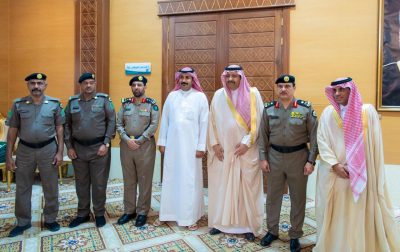 سمو أمير الباحة يكرم مواطناً لإنقاذه أسرة محتجزة في السيول بمحافظة المخواة