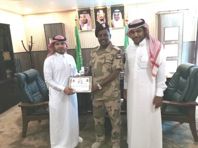 قائد لواء الحزم الخامس يكرم رئيس بلدية الحرث