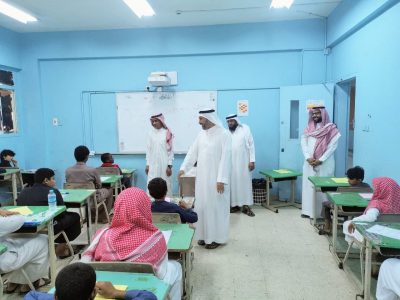 مساعد مدير مكتب تعليم ضمد للشؤون التعليمية يتفقد سير الاختبارات بمدرسة عثمان بن عفان المتوسطة