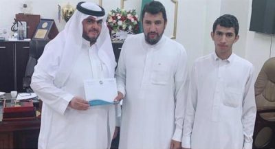 منسوبو إحدى المدارس الثانوية بمكة يهدون طالبًا مبلغًا ماليًا تعويضًا بعد احتراق مركبته