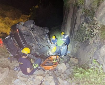 الدفاع المدني : سقوط مركبة بمنحدر جبلي بفيفا ووفاة قائدها