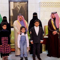 حارس أمن يبكي قهراً على سرقة دراجته بجدة فتلقى هدايا بمئات الآلاف