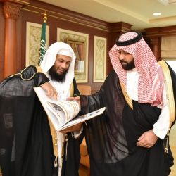 القبض على شاب ظهر في مقطع فيديو يطلق النار من سلاح رشاش وبجواره أسد