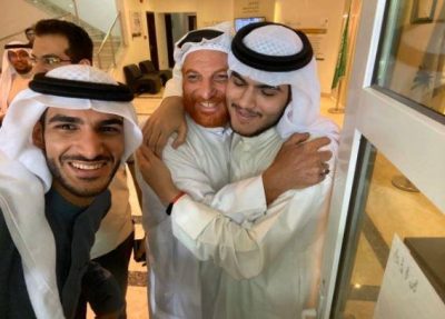 أول لقاء للمواطن علي الخنيزي بابنه المختطف قبل أكثر من 20 عاماً بالدمام