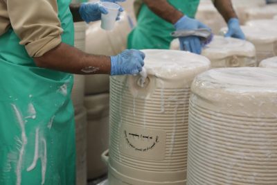 خمس مراحل لغسيل ( 2000 ) حافظة لماء زمزم يومياً بالمسجد الحرام