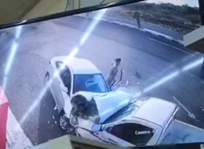 شاب ينجو من حـادث مروع بعد ترجله من مركبته