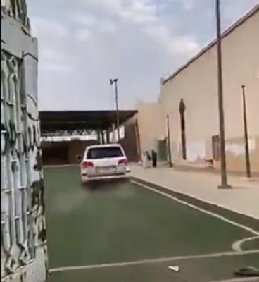 توقيف شاب اقتحم بسيارته مدرسة ثانوية وفحّط داخلها